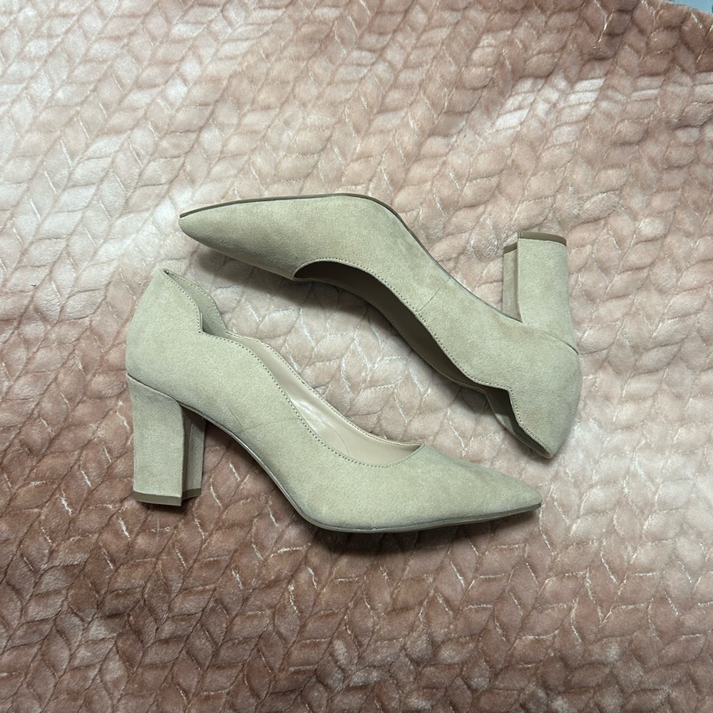 Kelly & Katie nude block heels NWOT